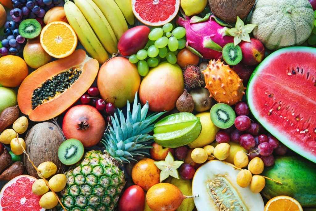 فواكه تمنح طاقة فورية لقطة مقرّبة لتشكيلة ملوّنة وكثيفة من الفواكه الاستوائية (البطيخ، الأناناس، المانغو، الكيوي) موضوعة معاً.