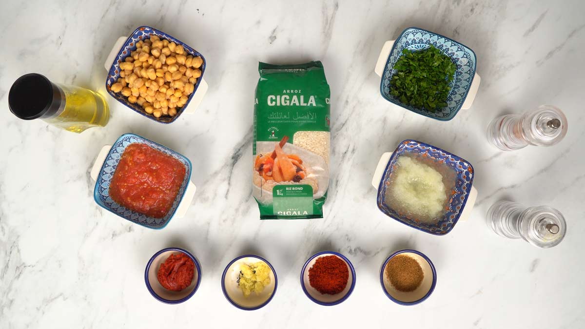 Préparation des ingrédients Tous les ingrédients nécessaires à la recette sont disposés autour d'une poêle sur une cuisinière.