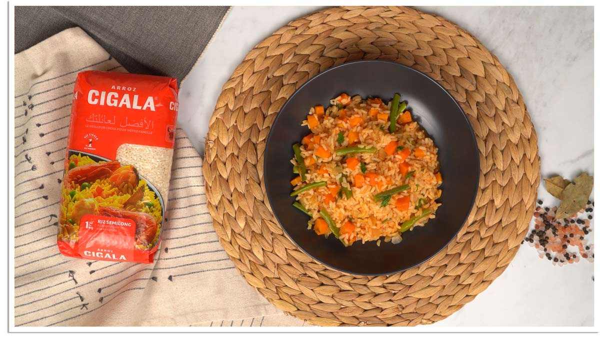 اللمسات الأخيرة والتقديم طبق من الأرز بالقرع والفاصوليا الخضراء مقدم في طبق أسود.