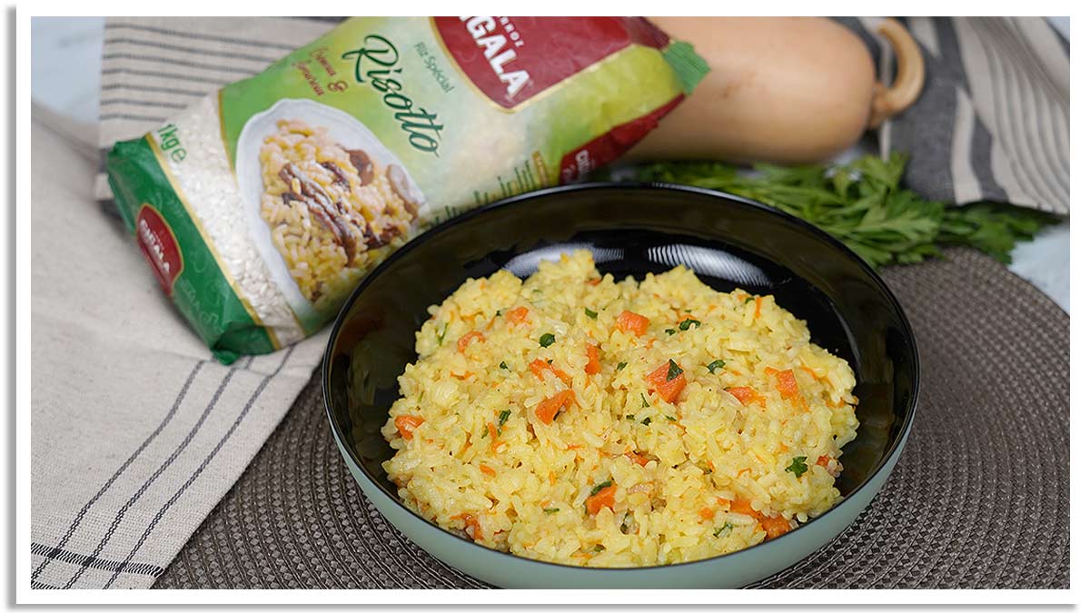 Présentation et dégustation Un bol de risotto à la citrouille, garni de persil frais, est prêt à être dégusté.