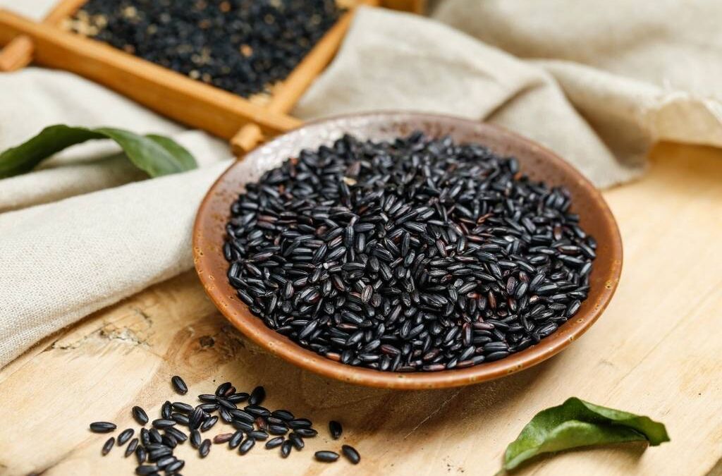 الأرز الأسود: اكتشف خصائصه الفريدة وفوائده لصحتك