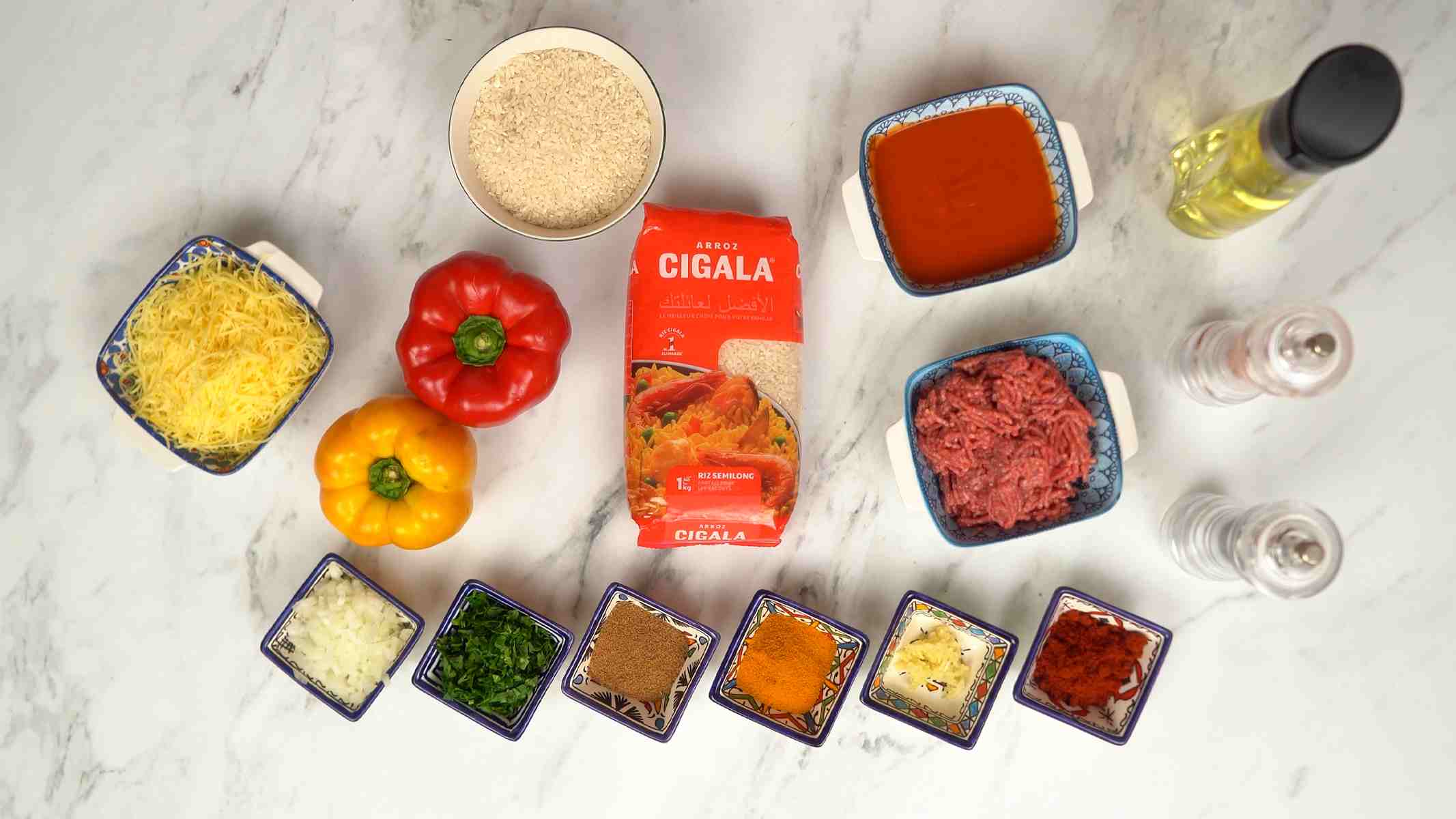 يتم تحضير جميع المكونات اللازمة، بما في ذلك الأرز، واللحم المفروم، والفلفل الطازج، وصلصة الطماطم، ومختلف التوابل.