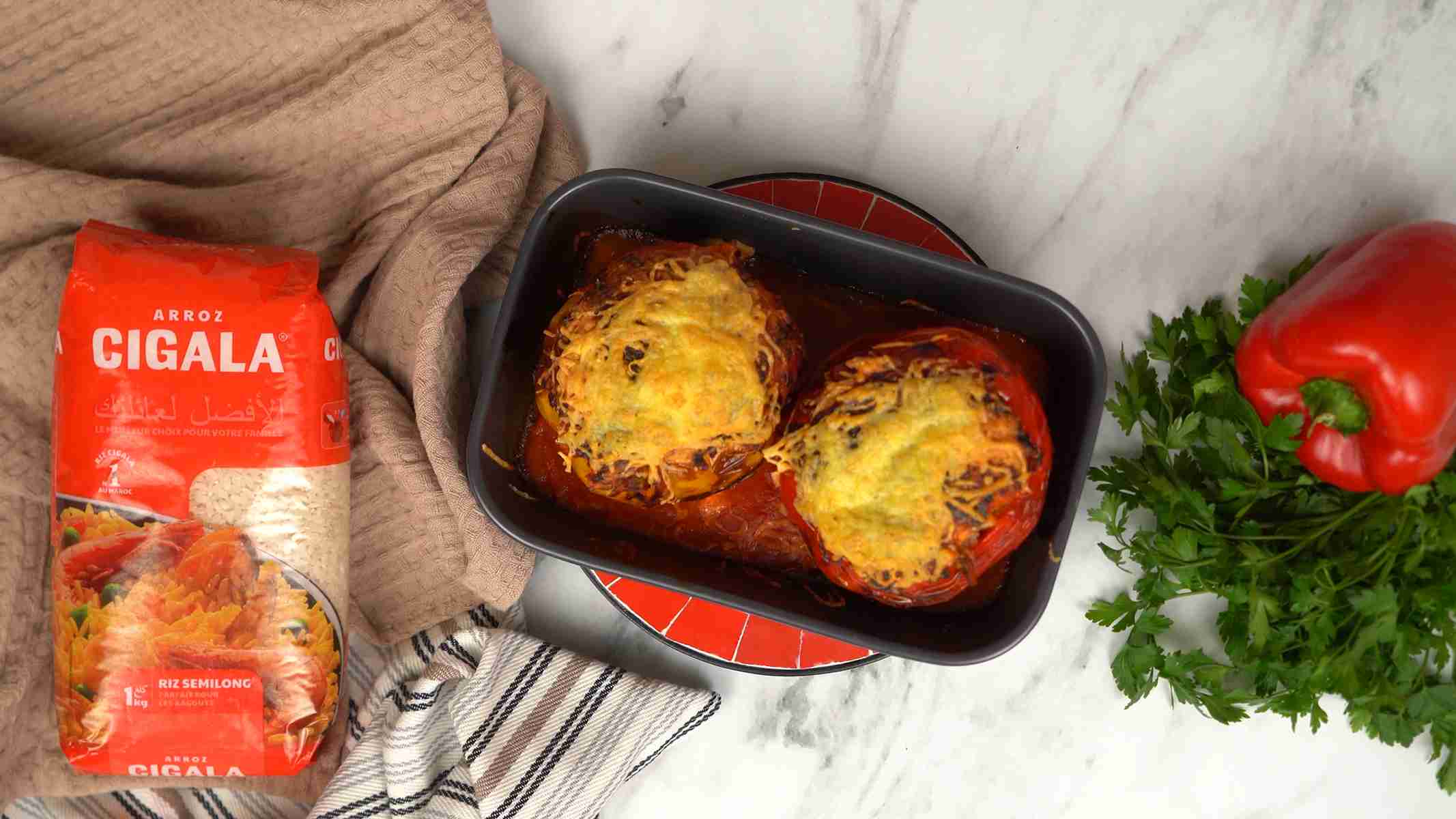 بعد الطهي، يكون الفلفل المحشي ذهبي اللون وجاهزًا للتقديم مع صلصة الطماطم.