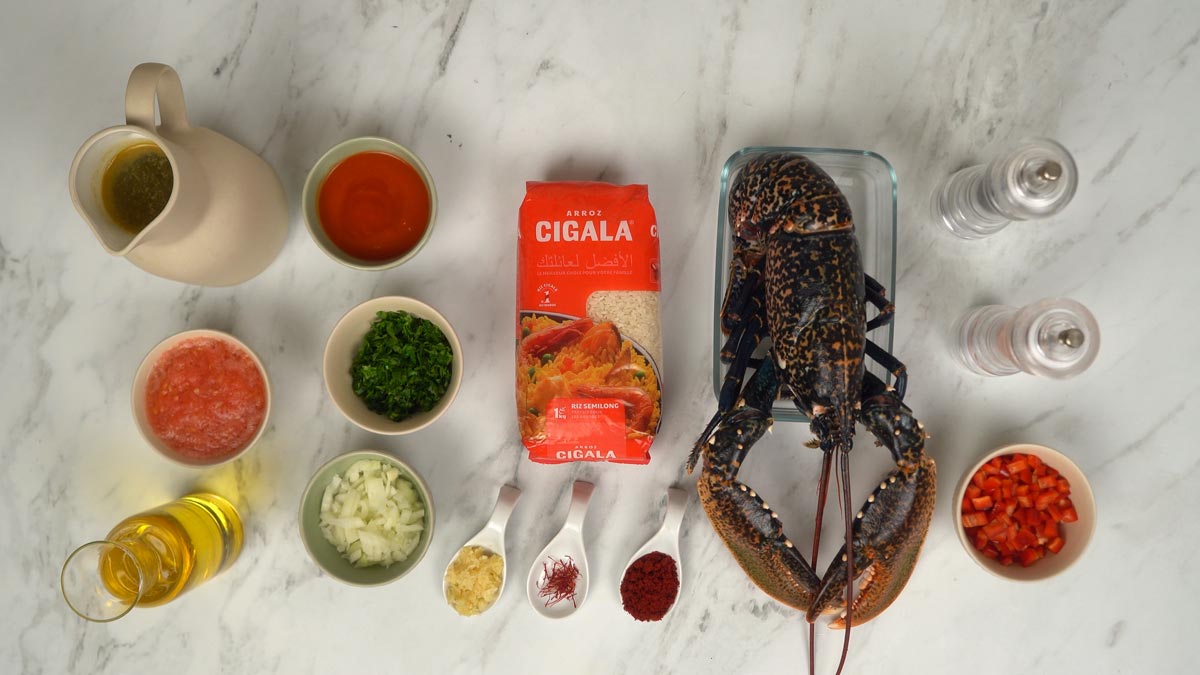 تحضير المكونات يتم تحضير جميع المكوّنات اللازمة، بما في ذلك كركند كامل، والأرز، وصلصة الطماطم، والفلفل الأحمر، والبصل، والأعشاب العطرية.