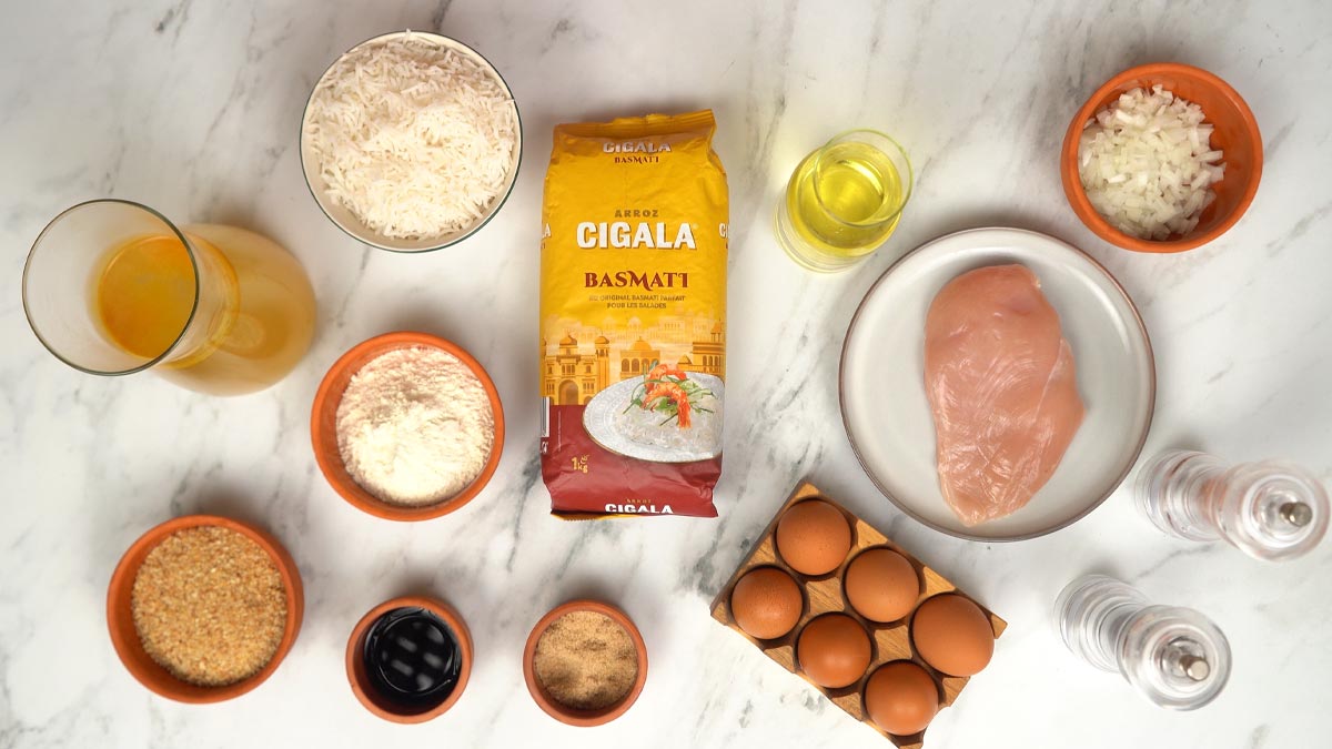 يتم تحضير المكونات الأساسية: صدور الدجاج، أرز بسمتي، البيض، البقسماط، البصل المفروم وصلصة الصويا.