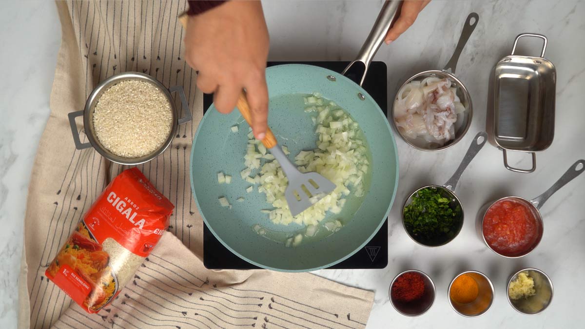 نبدأ بتشويح البصل المفروم في مقلاة مع قليل من الزيت حتى يصبح شفافاً.