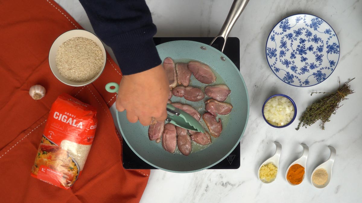 On fait dorer les tranches de canard dans une poêle chaude pour qu'elles libèrent leur graisse et deviennent croustillantes.