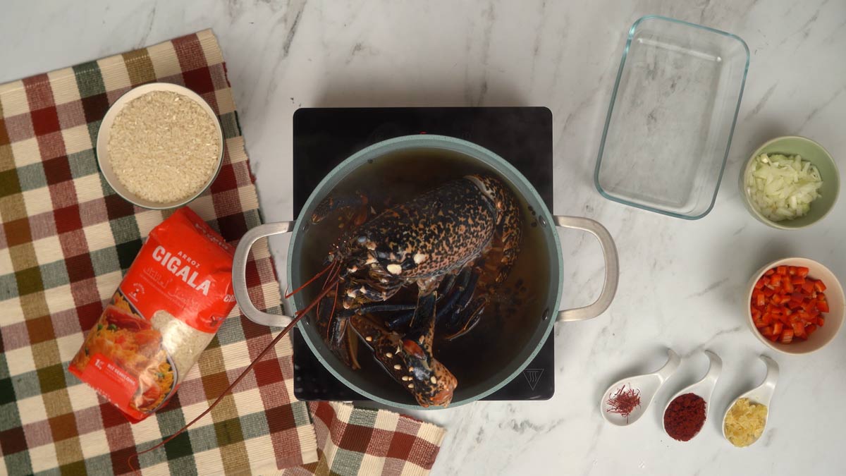 تحضير الكركند يتم سلق الكركند كاملًا في قدر كبير من الماء لطهيه جزئيًا.