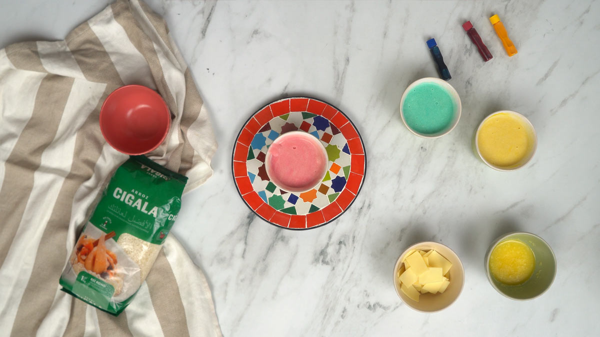 نقسّم الخليط إلى عدة أوعية ونلوّنه بألوان زاهية باستخدام ملوّنات غذائية.