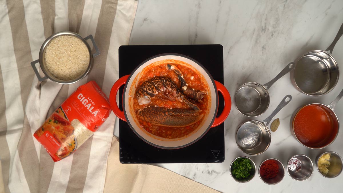 نُضيف قطع اللوبستر إلى التحضير لتبدأ بالطهي وإضفاء نكهتها على الصلصة.