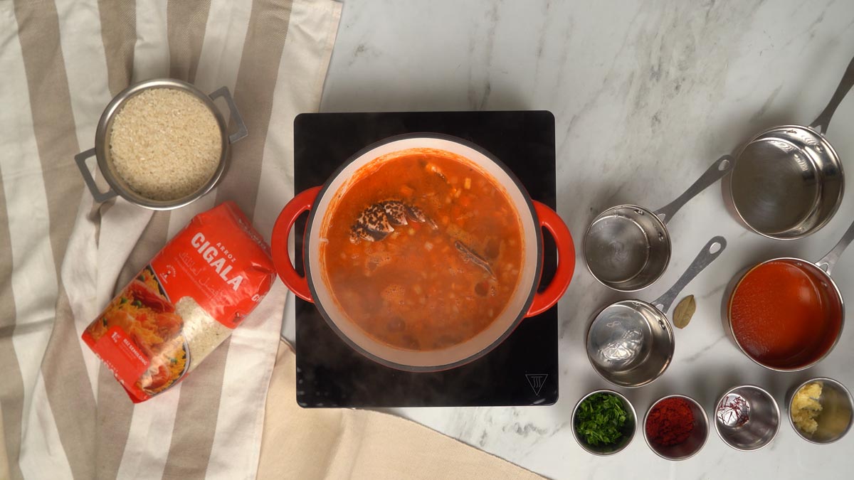 نترك الطبق يطهى مع الأرز حتى يمتص جميع النكهات البحرية من المرق.