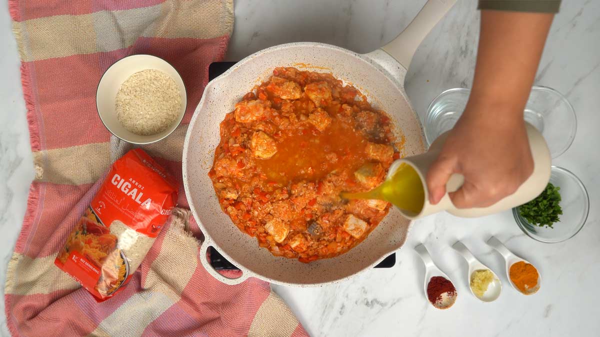 Cuisson du riz On mouille l'ensemble avec du bouillon bien chaud pour permettre aux saveurs de se mélanger pendant la cuisson.