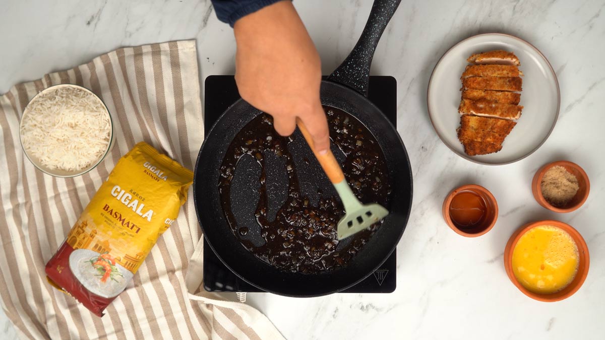 يتم تحضير الصلصة عبر طهي البصل مع صلصة الصويا وقليل من السكر على نار هادئة.