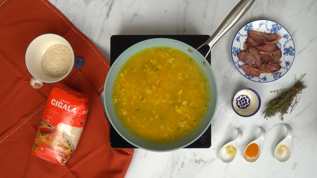 On mouille ensuite avec le bouillon de volaille parfumé pour permettre au riz de cuire tout doucement.
