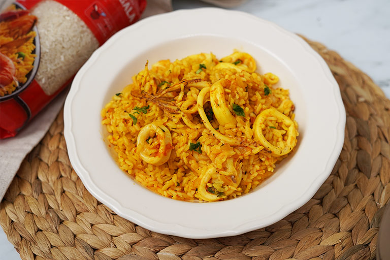 Foto de الكلمار مع البصل والأرز