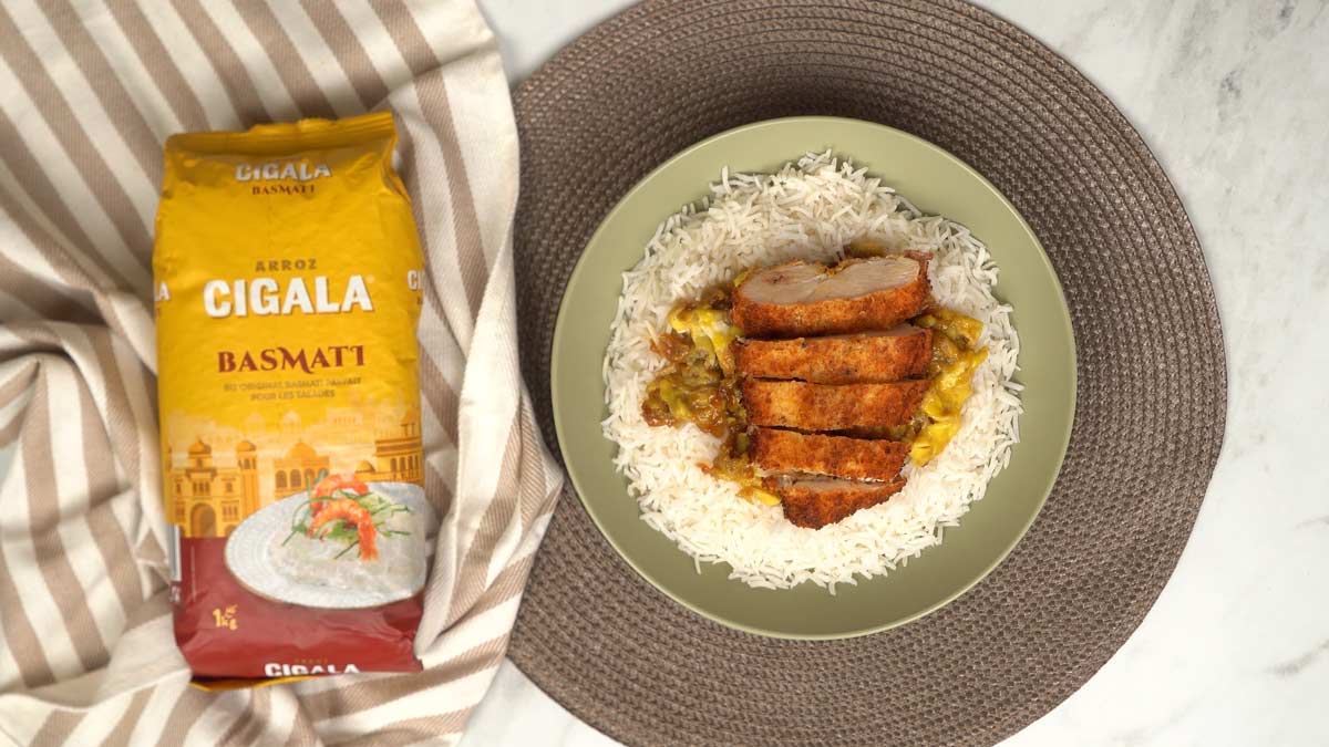 يُقدَّم الطبق بوضع شرائح الدجاج فوق الأرز الأبيض مع تغطيته بخليط البيض والصلصة.