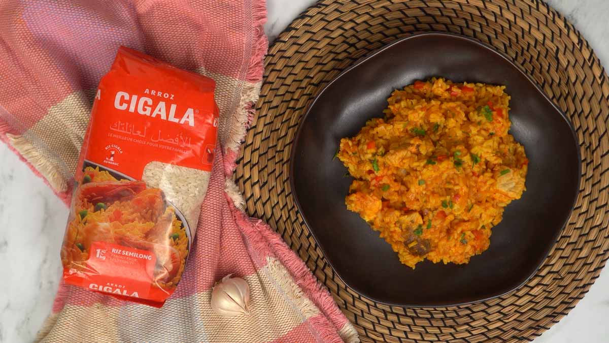 Finition et service Le plat fini est un riz généreux et parfumé, servi avec les morceaux de poisson tendres sur le dessus et parsemé d'herbes fraîches.