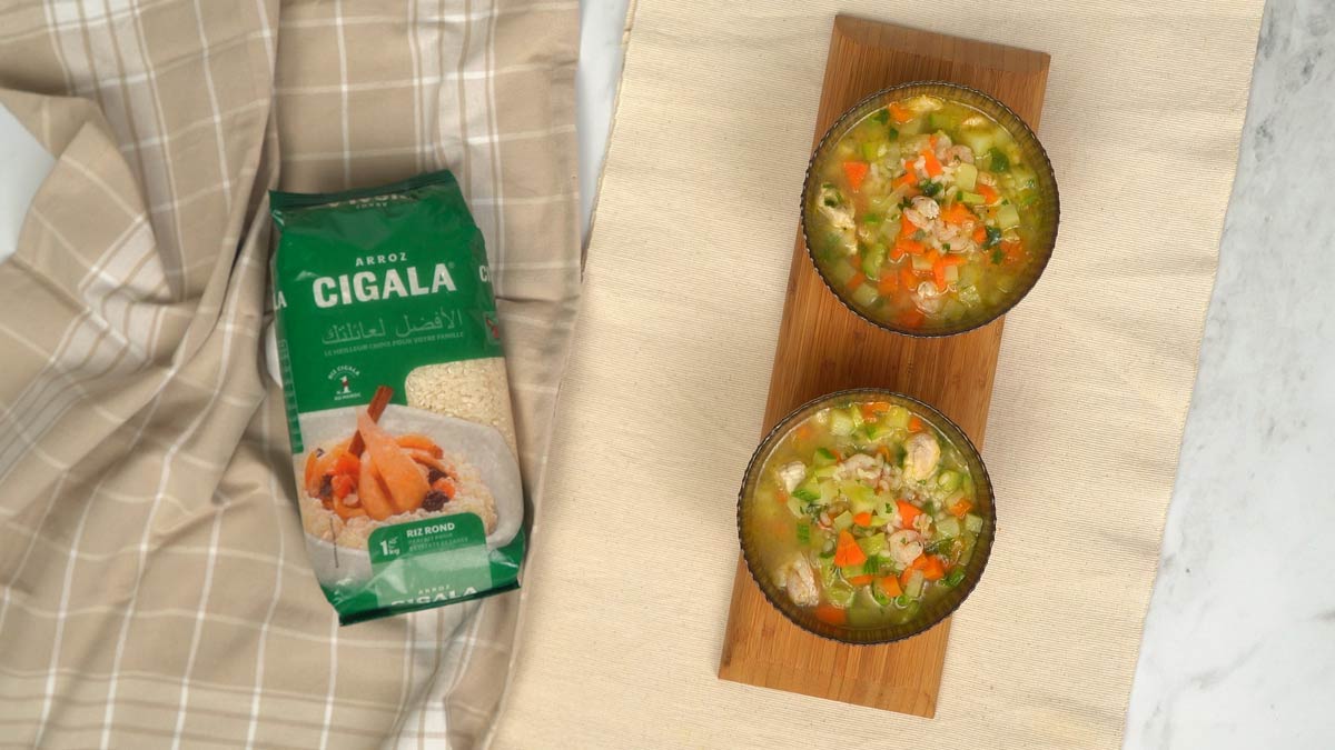 Service La soupe est servie bien chaude dans des bols, offrant un repas complet et équilibré aux saveurs variées.