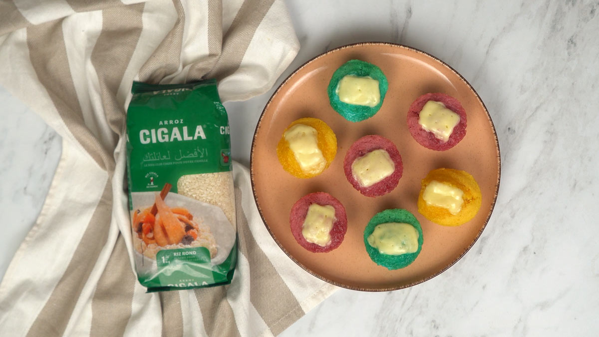 بعد الطهي، تُقدَّم كعكات الأرز الطرية مع لمسة من الكريمة أو الجبن المذاب على الوجه.