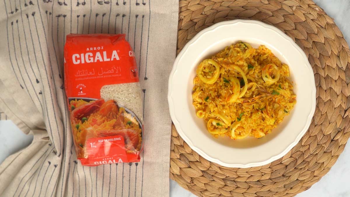 يُقدَّم الطبق ساخناً في طبق، مع أرز كريمي ومعطّر بالكاليمار.