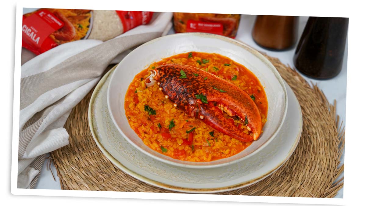 يُقدَّم الطبق النهائي ساخناً، ومزيّناً بمخلب لوبستر كبير ومرشوشاً بالبقدونس الطازج.