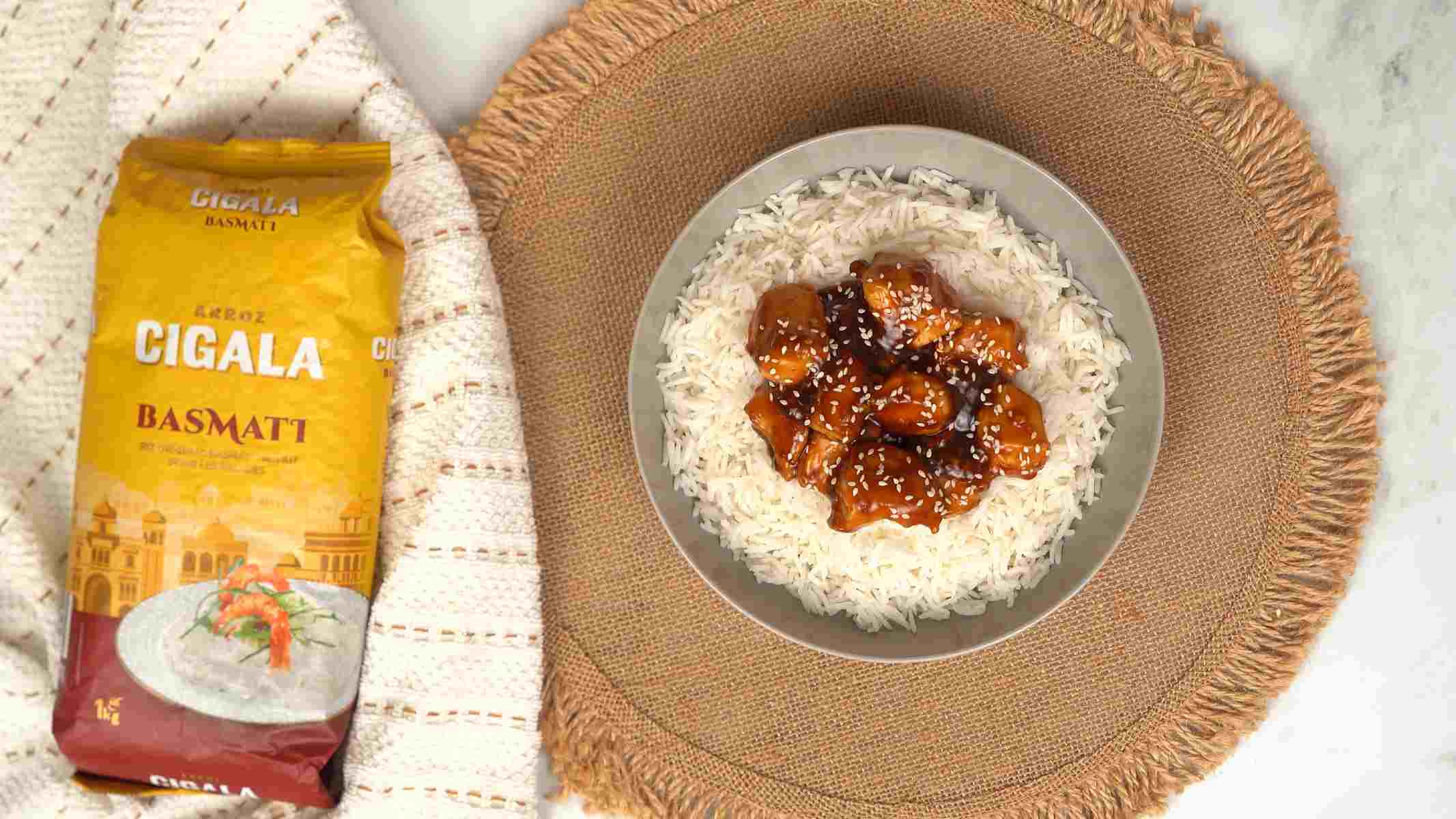 يُقدَّم دجاج التيرياكي فوق أرز البسمتي مع رشّة من بذور السمسم كلمسة أخيرة.