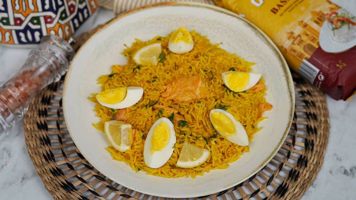 يتم تقديم الطبق مع أرباع البيض المسلوق وشرائح الليمون لإضافة لمسة من الانتعاش.