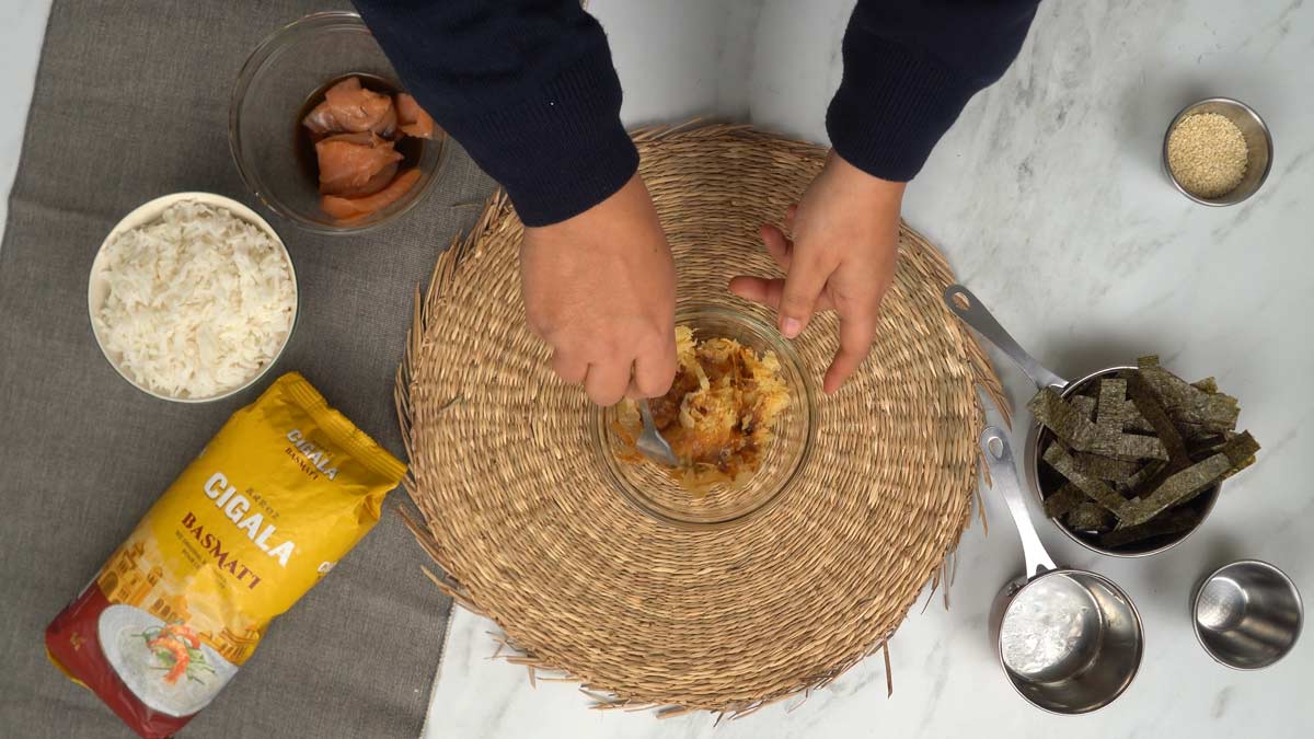 On prépare les flocons de bonite séchée qui serviront de base aromatique intense au plat.