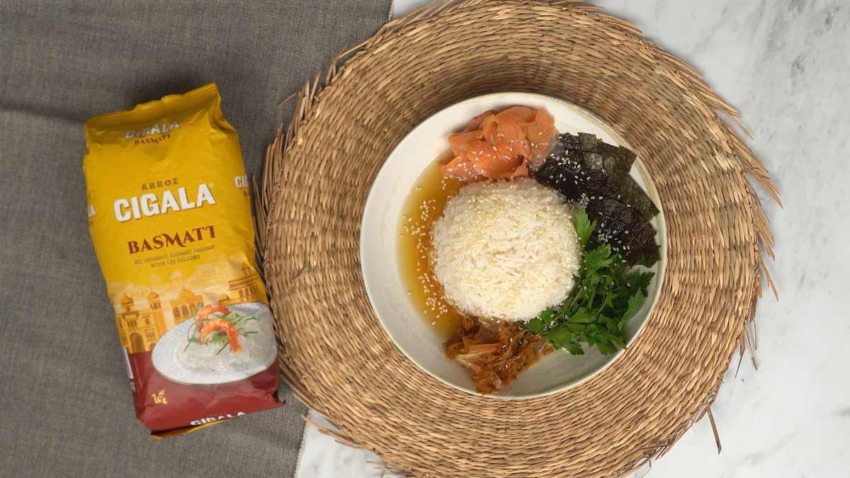 Le plat final est prêt à être dégusté, parsemé de graines de sésame pour apporter une touche de croquant.