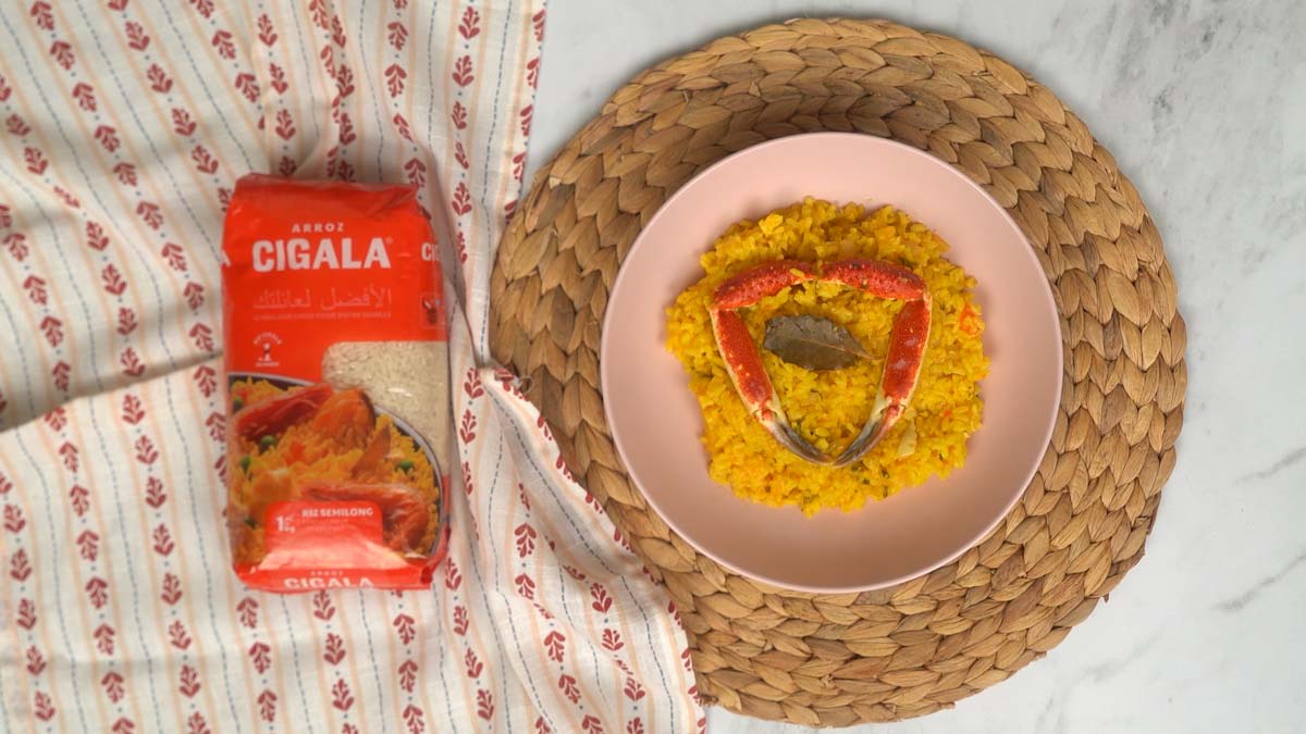 يُقدَّم الطبق ساخناً ومزيّناً بشكل أنيق بمخلب سلطعون وورقة غار في الوسط.